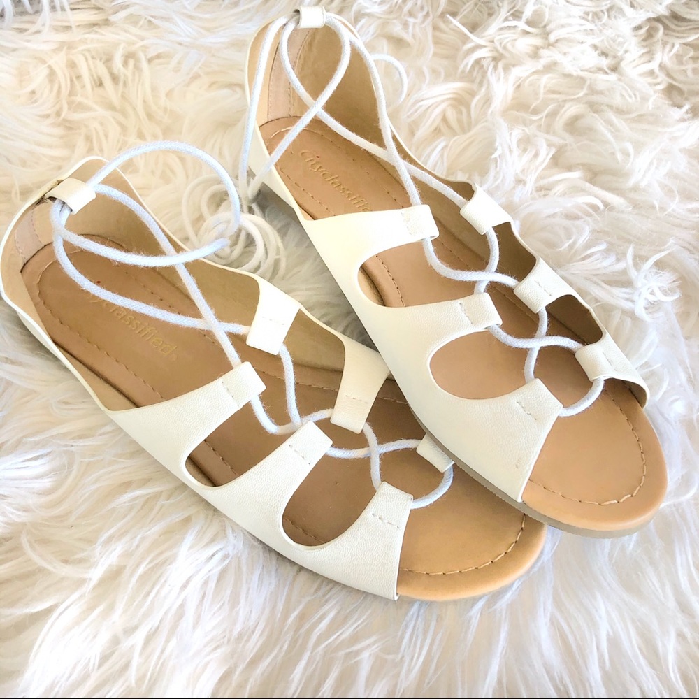 ✨5/$15 { CITY CLASSIFIED } White Lace Up Flats